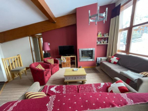 Confort et espace pour cet appartement Duplex de 100 m2 avec Grand Sejour expose Sud avec Cheminee, 4 chambres , Acces Direct aux Pistes de Ski et au Golf dans la residence Edenarc avec Piscine, Jacuz